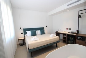 B&B Le Suites Di Costanza