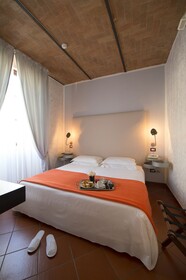 De La Pace, Sure Hotel Collection by Best Western