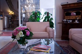 De Rose Hotel