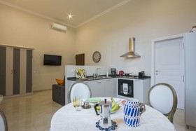 Iris Apartments