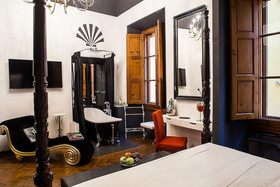 Porcellino Gallery Art Boutique B&B