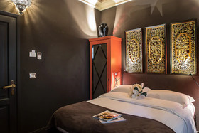 Porcellino Gallery Art Boutique B&B