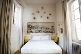 Soprarno Suites