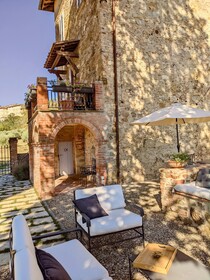 Cipresso E Pietra