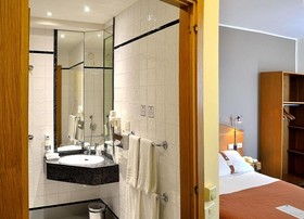 City Hotel & Suites
