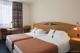 City Hotel & Suites