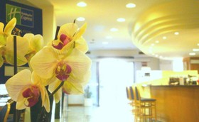 City Hotel & Suites
