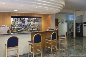 City Hotel & Suites