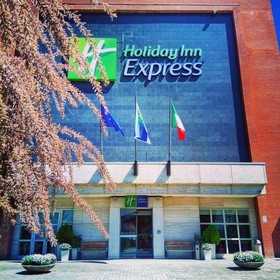 City Hotel & Suites