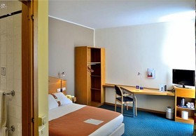 City Hotel & Suites