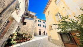 Spoleto Storico Spacious City House - Car Unnecessary - Wifi - Sleeps 10