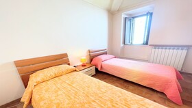 Spoleto Storico Spacious City House - Car Unnecessary - Wifi - Sleeps 10