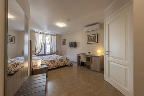 Flora Hotel