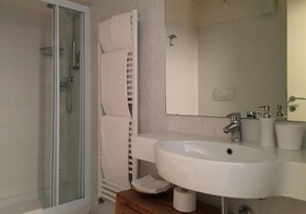 Vialeromadodici Rooms & Apartments