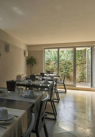 Vialeromadodici Rooms & Apartments