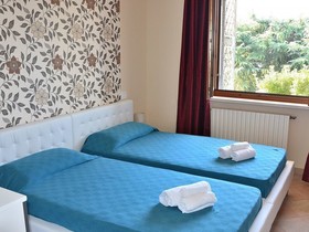 Villa Sybille With Pool And Lake View