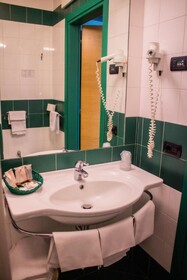 West Point Airport Hotel