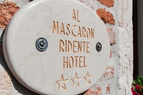 Al Mascaron Ridente