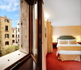 Dona Palace