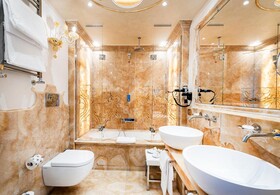 Hotel Monaco & Grand Canal