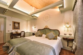 Hotel Monaco & Grand Canal