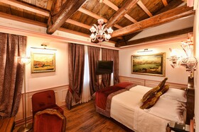 Hotel Monaco & Grand Canal