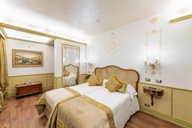 Hotel Monaco & Grand Canal