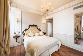 Hotel Monaco & Grand Canal