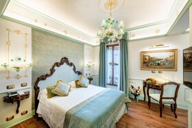 Hotel Monaco & Grand Canal