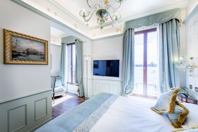 Hotel Monaco & Grand Canal