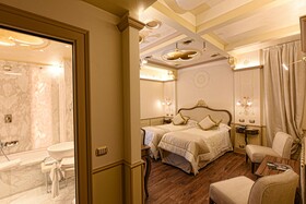 Hotel Monaco & Grand Canal