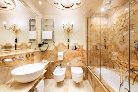 Hotel Monaco & Grand Canal