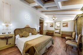 Hotel Monaco & Grand Canal