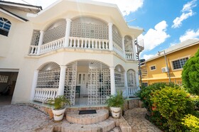 Leela's Manor