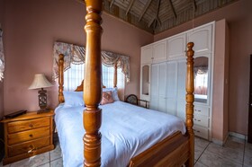 Leela's Manor