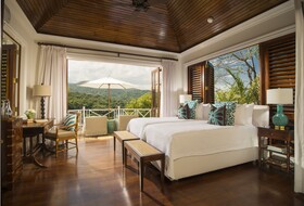 Round Hill Hotel & Villas