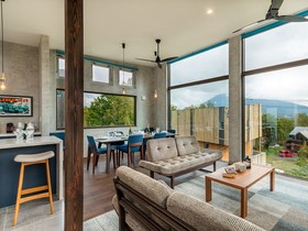 Off Piste Chalet by H2 Life