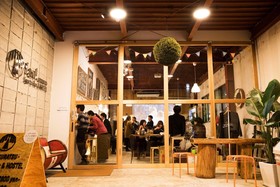 Fan Aburatsu Sports Bar & Hostel