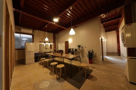 Fan Aburatsu Sports Bar & Hostel