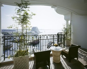 La Suite Kobe Harborland