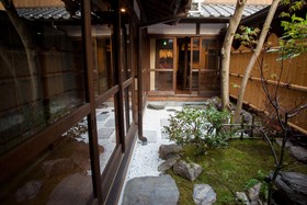 Kyoto Guesthouse Lantern In Gion