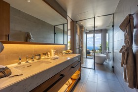 One Suite The Grand