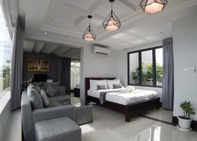 Hotel Five. S