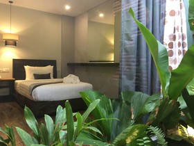 Hotel Five. S
