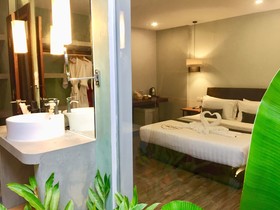 Hotel Five. S