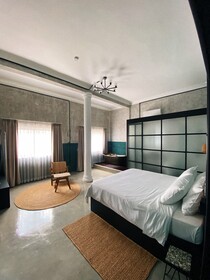 Sundays Cafe & Hotel
