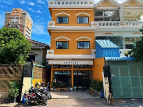 Sundays Cafe & Hotel