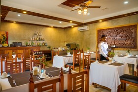 Model Temple Resort & Spa