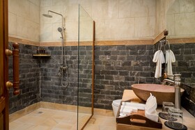 Model Temple Resort & Spa