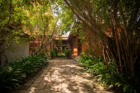 Model Temple Resort & Spa